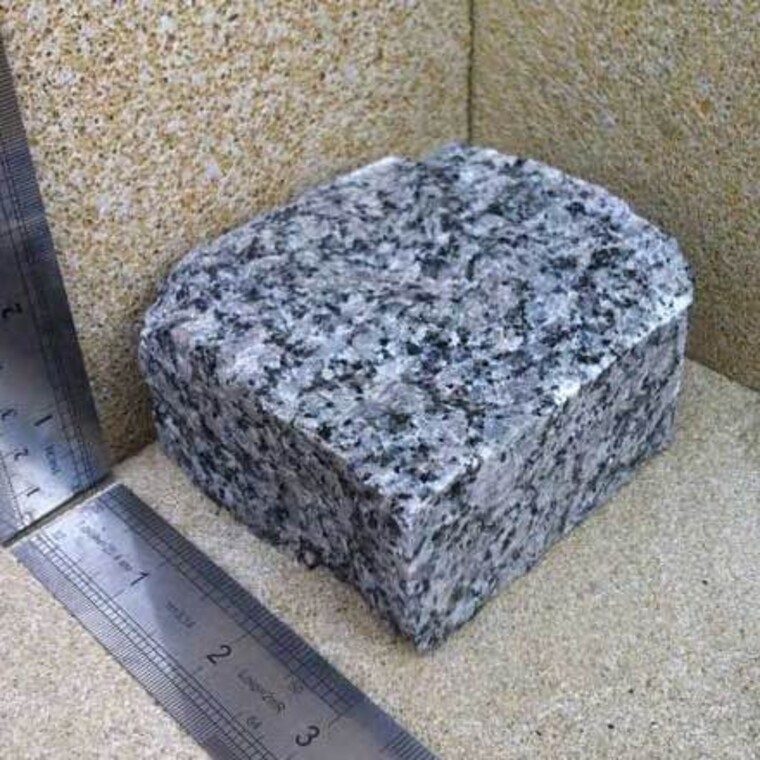 Гранит Возрождение брусчатка 80*80*50 колотая м2