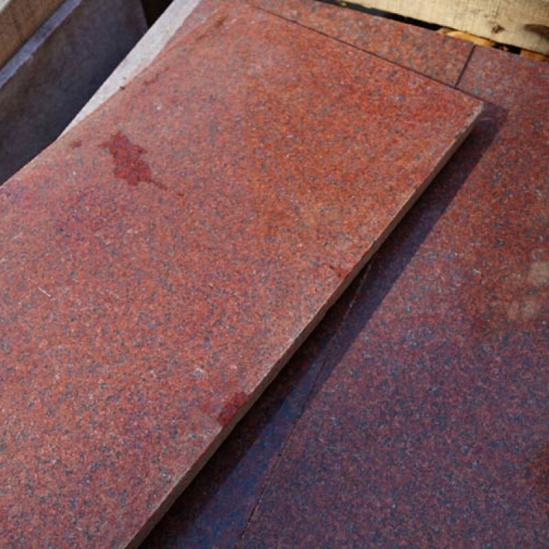 Гранитная плитка Imperial Red 600*300*18, м2