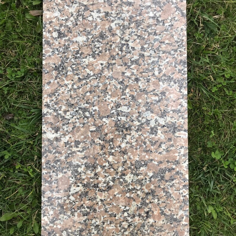 Гранитная плитка 600*300*30 полированная. Гранит Южно-Султаевский