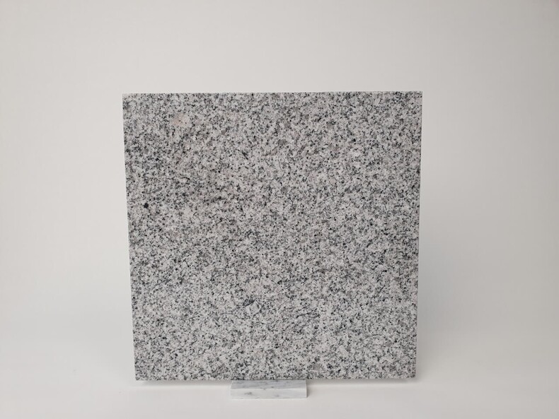 Гранитная плитка 305*305*10 мм. Гранит Padang White (Китай), серый, белый, натуральный камень