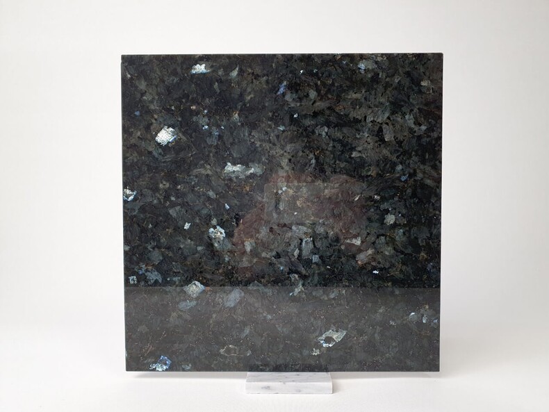 Гранитная плитка 305*305*10 мм. Гранит Emerald Pearl (Норвегия),черный, синий, натуральный камень